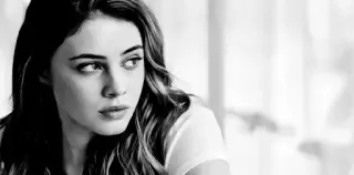 🎐 f65e58de ผู้หญิง, ภาพเหมือน, ขาวดำ, คน, ผู้หญิง telegram sticker