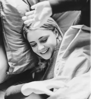 🎐 f748974a ผู้หญิง, ยิ้ม, เตียง, ภาพเหมือน, สีเทา telegram sticker