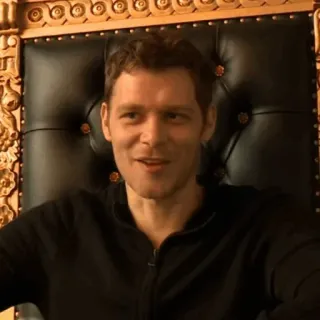 📰 0b564d75 Klaus Mikaelson The Vampire Diaries mężczyzna, siedzący, krzesło, portret, serial, wampir, Klaus Mikaelson telegram sticker