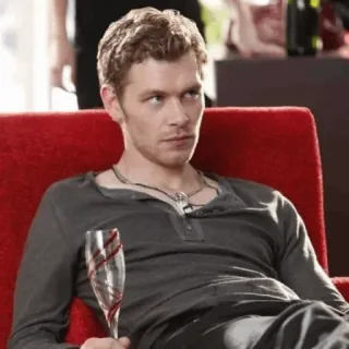 📰 30a4da8d Klaus Mikaelson The Vampire Diaries mężczyzna, portret, wampir, kieliszek do wina, siedzący, krzesło telegram sticker
