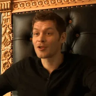 📰 48b956df Klaus Mikaelson The Vampire Diaries osoba, mężczyzna, portret, krzesło, pamiętniki wampirów, klaus mikaelson, serial telegram sticker