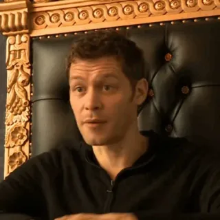 📰 7f4cc635 Klaus Mikaelson The Vampire Diaries mężczyzna, aktor, wampir, serial TV, portret, siedzący, krzesło telegram sticker