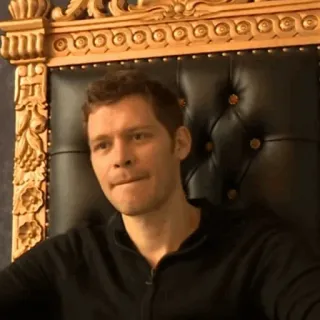 📰 a99ddf15 Klaus Mikaelson The Vampire Diaries mężczyzna, krzesło, siedzący, portret, The Originals, wampir telegram sticker