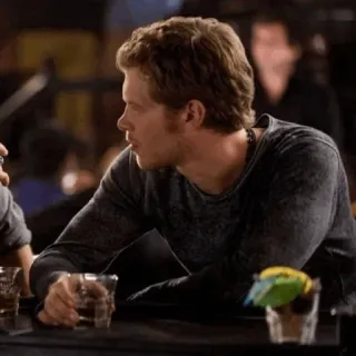 📰 c540e48d Klaus Mikaelson The Vampire Diaries mężczyzna, bar, picie, życie nocne, wampir, Joseph Morgan telegram sticker