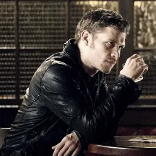 📰 c71c52cf Klaus Mikaelson The Vampire Diaries mężczyzna, picie, kurtka skórzana, postać z TV, wampir, Klaus, The Originals telegram sticker