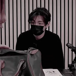 🥓 2d8b2ee4 V BTS, K-pop, Kim Taehyung, chanteur, idole whatsapp sticker