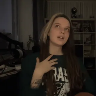 🥴 2900bddb RASH 女人, 肖像, 室内, 长发, 休闲, 时尚 telegram sticker