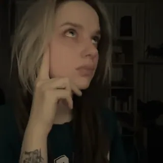 ☝️ a1405e02 女人, 肖像, 沉思, 女孩, 金发, 思考, 表情 telegram sticker