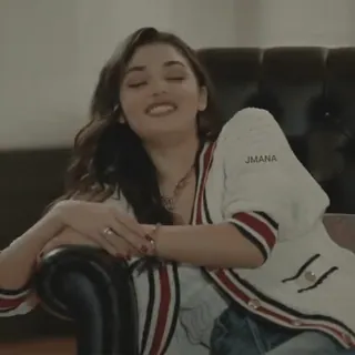 🍯 e9110d77 JMANA wanita, tersenyum, duduk, dalam ruangan, potret telegram sticker