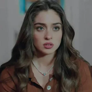 🍓 0f263170 ผู้หญิง, ภาพเหมือน, ความงาม, สร้อยคอ, ผมสีน้ำตาลเข้ม, คน telegram sticker