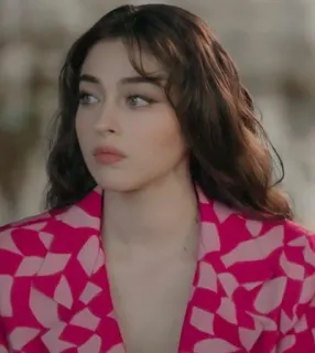 🍓 2551fc80 ผู้หญิง, ผมสีน้ำตาลเข้ม, สีชมพู, เสื้อแจ็คเก็ต, ภาพเหมือน telegram sticker