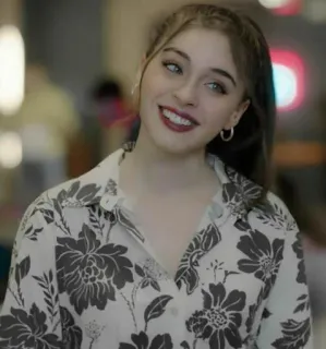 🍓 e1f75f9e ผู้หญิง, เสื้อลายดอก, ยิ้ม, ภาพเหมือน telegram sticker