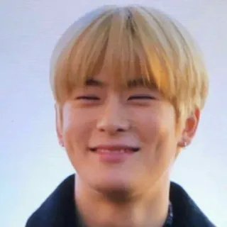 🦥 138b7344 portret, mężczyzna, uśmiech, osoba, blond włosy telegram sticker