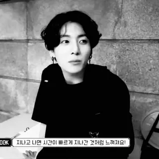 🎹 e730ae13 지나고 나면 시간이 빠르게 지나간 것처럼 느껴져요! koreanisch, Mann, Person, Schwarzweiß whatsapp sticker