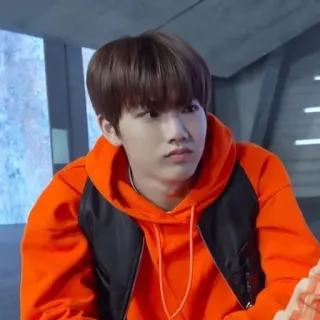 🪐 2e389f22 persona, hombre, sudadera naranja con capucha, interior, retrato telegram sticker