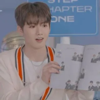 🪐 5e9d4371 STEP
HAPTER
ONE persona, libro, sonriendo, interior, retrato telegram sticker