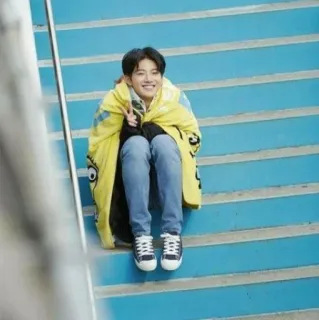 🪐 87ba5e86 hombre, sentado, manta, escaleras, vaqueros, zapatillas telegram sticker