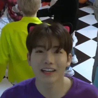 🪐 95d43507 persona, orejas de gato, retrato, kpop, ídolo, sonrisa telegram sticker