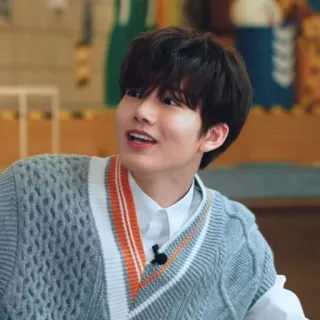 🪐 a52fcc89 retrato, hombre, casual, suéter, interior, adulto joven telegram sticker