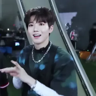 🪐 aeb8dc4e persona, hombre, sonrisa, casual, aire libre, retrato telegram sticker