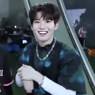 🪐 fe74d7a5 Persona, Sonrisa, Hombre joven, Retrato, Feliz, Casual, Interior telegram sticker