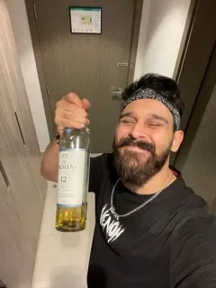 🤗 53ad57e0 12 알코올, 음료, 위스키, 병, 남자, 인물 telegram sticker