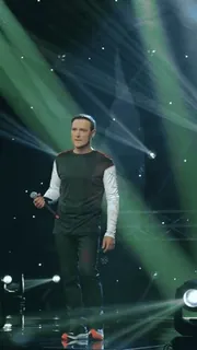 🌟 1d5db018 мужчина, певец, микрофон, сцена, выступление, огни telegram sticker