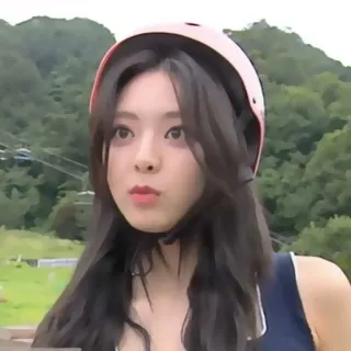 🐈‍⬛️ ea20fb9c 女性, ポートレート, ヘルメット, 若い女性, 女の子, 可愛い whatsapp sticker