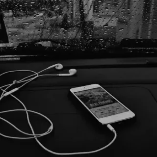 🎶 47633e01 REAL FRIENDS telefono, musica, cuffie, pioggia, auto, bianco e nero, audio telegram sticker