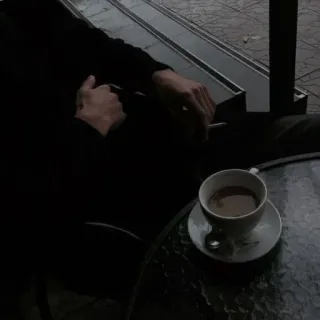 ☕ f1597f35 caffè, tazza, bevanda, tavolo, caffè, persona, interno, natura morta telegram sticker