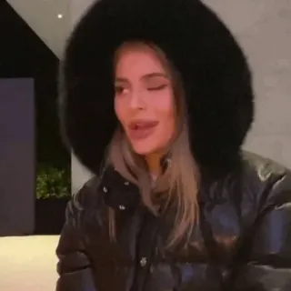 🦋 36fa5b05 Frau, Pufferjacke, Kapuze, Porträt telegram sticker