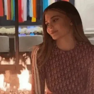 🦋 8c7d3d45 Frau, Brünette, Porträt, Person, Innenaufnahme telegram sticker