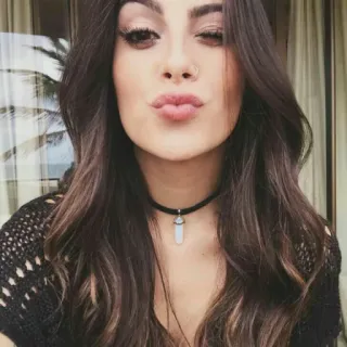 😚 7c433497 여자, 소녀, 인물사진, 아름다움, 목걸이, 갈색머리 telegram sticker