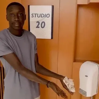 😏 011a436d STUDIO 20 烘手机, 纸巾, 工作室, 男人, 室内 telegram sticker