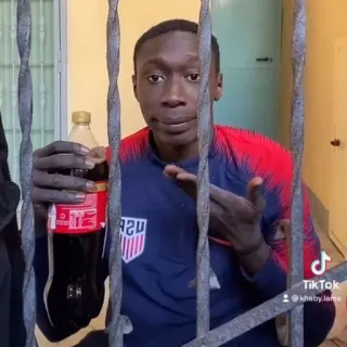 😏 1567ee2c Khaby Lame khaby.lame 男人, 瓶子, Khaby Lame, 网络迷因, 名人, 可口可乐 telegram sticker