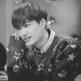 🗝 6198f268 人物, 男人, 毛衣, 微笑, 肖像, 单色 whatsapp sticker