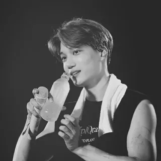 🗝 8e197ad9 韩流, 歌手, 艺术家, 音乐, 肖像, 男人, 喝酒, 瓶子 whatsapp sticker