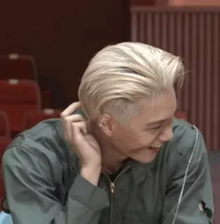 ⚡️ 24380b41 homme, personne, intérieur, souriant, cheveux blonds, portrait whatsapp sticker