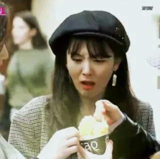 💘 dd967588 cao 女性, アイスクリーム, 食べる, ベレー帽, 食べ物 telegram sticker