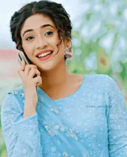 😁 58672773 Kaira_Aadation 인도 여성, 인물 사진, 텔레비전, 전화, 미소, 인도-서양 스타일 telegram sticker