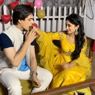 🍫 7d56af98 사람들, 커플, 식사, 노란색, 실내 telegram sticker