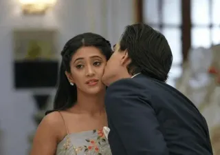 😘 9e7f66aa 키스, 커플, 로맨스, 사랑, 애정, 키스하기 telegram sticker