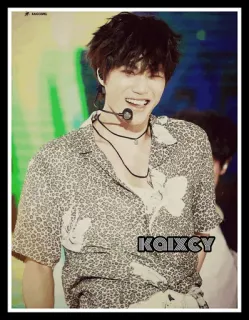 😜 582187bf KAIXCY persona, sorriso, casual, interno telegram sticker