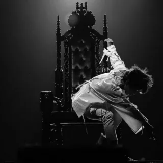 🌑 6a3f2c70 homem, cadeira, escuro, sombra, sentado, palco, apresentação, teatro whatsapp sticker