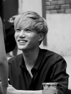 🌑 7bf6d5f1 homem, retrato, sorrindo, preto e branco, pessoa, interior whatsapp sticker