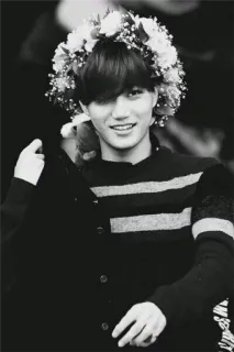 🌑 e974b9f0 pessoa, homem, coroa de flores, retrato, preto e branco, sorriso whatsapp sticker