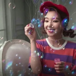 😝 bdbd90f5 mujer, burbujas, retrato, persona, sonriendo, boina roja whatsapp sticker