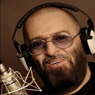 😋 a03df9f0 man, portret, koptelefoon, microfoon, bril, baard telegram sticker