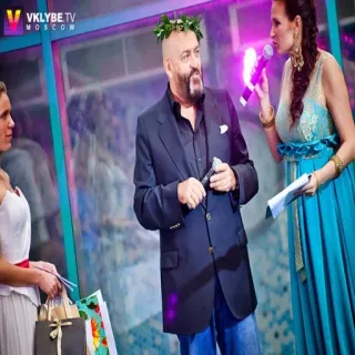 😜 e03c8df1 VKLUBE TV MOSCOW evenement, feest, microfoon, presentator, vrouw, man telegram sticker