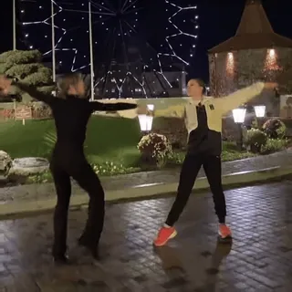 🎡 3e37511a người, nhảy múa, đường phố, đêm telegram sticker